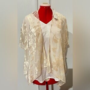 New with Tags Woven Heart Cream Sheer raised velvet floral print Kamino Shrug OS